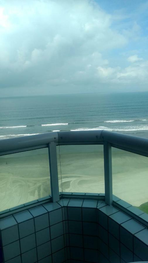 Belo apartamento com vistas para o mar - Pé na areia - Churrasqueira na varanda Praia Grande  Esterno foto